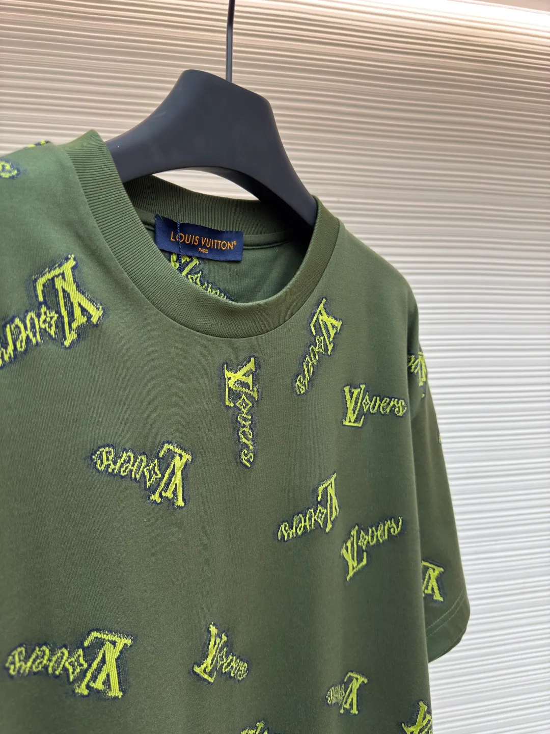 LOUIS VUITTON cut-out letter T-shirt ●Authentic product: purchased and developed at 8950 ●Item number: 1680397-A85 ●Fabric: combed cotton yarn fabric ●Technology: washed production ●Version: fitted version ●Weight: about 255 grams ●Size: XS-S-M-L ●Description: The fabric is made of 60S double-ply combed cotton yarn. The color of the bulk yarn is ordered and dyed. The Y version is purchased and the hem fabric is disassembled to analyze the yarn parameters. The green embryo is woven using a 60s double-ply ring-spun yarn and an 8-cylinder fly knitting circular knitting machine. All the base and yarn threads of the gray fabric are machine-trimmed. The yarn loss rate of the gray fabric is as high as 40%. The high cost of raw material loss increases dramatically. In the later stage, an air cylinder is used for high-temperature and high-pressure washing water setting + liquid ammonia soaking to make the tissue between the yarns tighter. The overall fabric surface is flat and the reference Y version of the garment is cut by hand with front and rear positioning flowers. The overall wiring is straight and delicate, the fabric is comfortable and soft, and the color is consistent without color difference. It can be matched with the same style to create a fashionable look and control various occasions. Customized accessories, complete with three standards, same style for men and women!